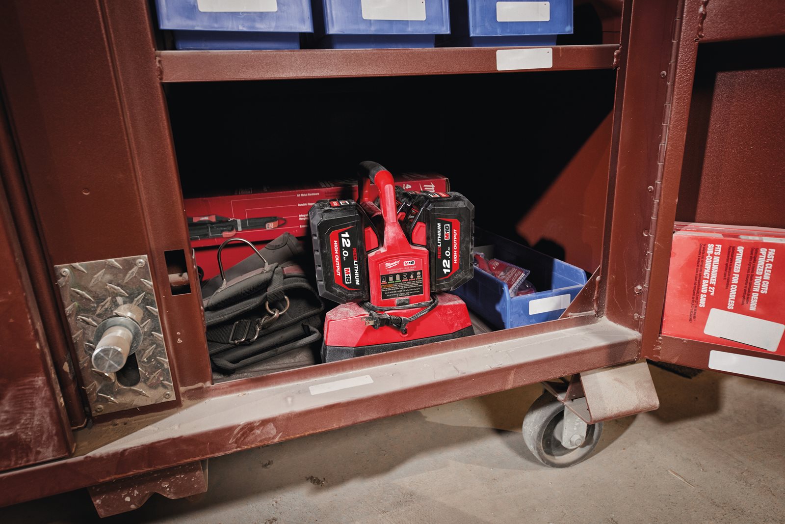Încărcător cu 6 porturi M18 PACKOUT Milwaukee M18 PC6 - in utilizare 5