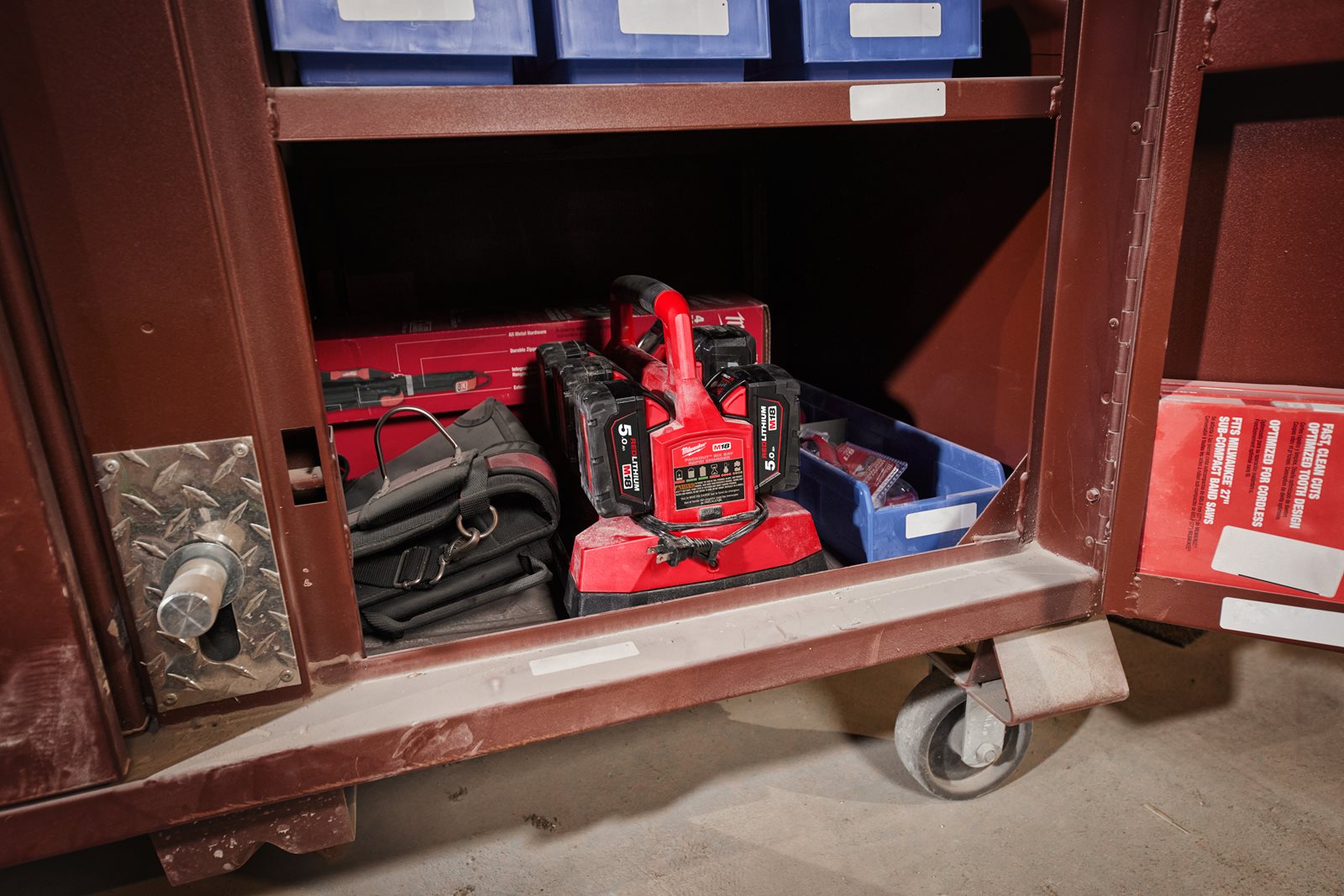 Încărcător cu 6 porturi M18 PACKOUT Milwaukee M18 PC6 - in utilizare 6