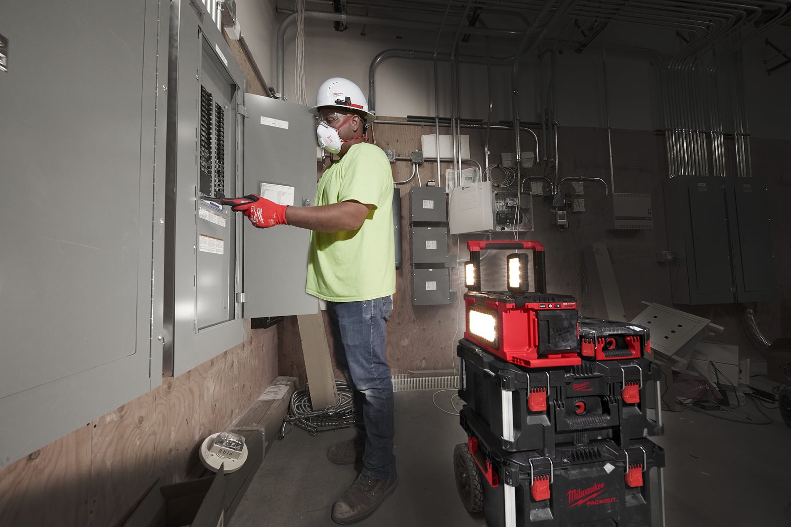 Proiector cu încărcător M18 PACKOUT Milwaukee M18 POALC-0 - in utilizare 1