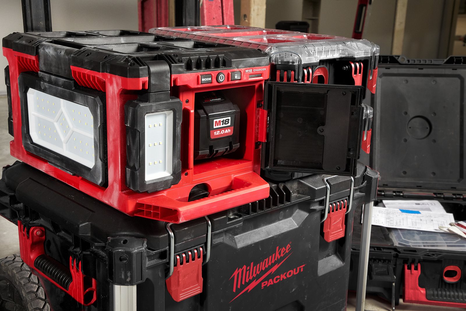Proiector cu încărcător M18 PACKOUT Milwaukee M18 POALC-0 - in utilizare 10