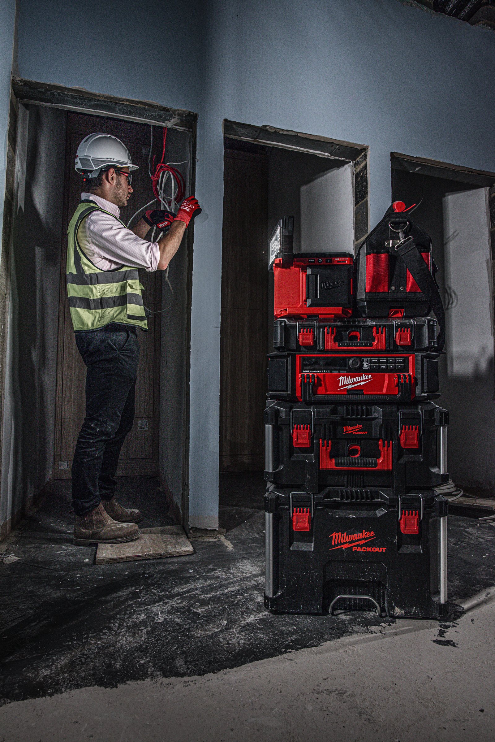 Proiector cu încărcător M18 PACKOUT Milwaukee M18 POALC-0 - in utilizare 11