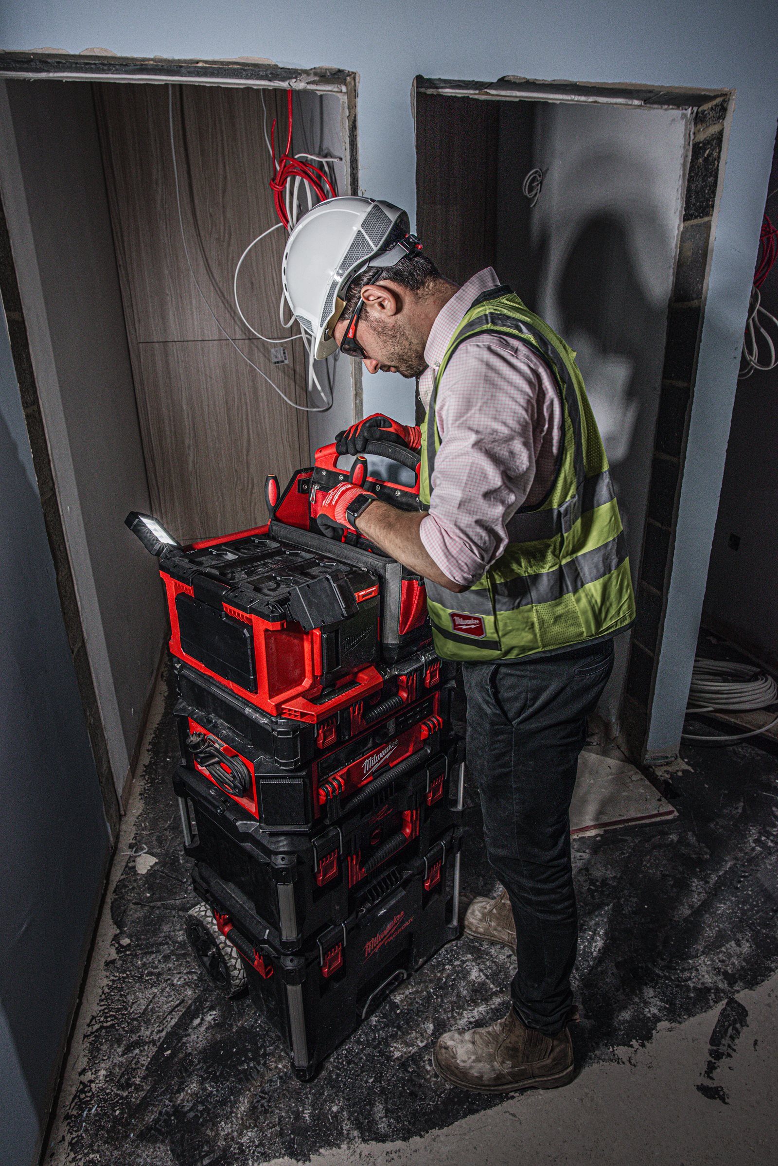 Proiector cu încărcător M18 PACKOUT Milwaukee M18 POALC-0 - in utilizare 12