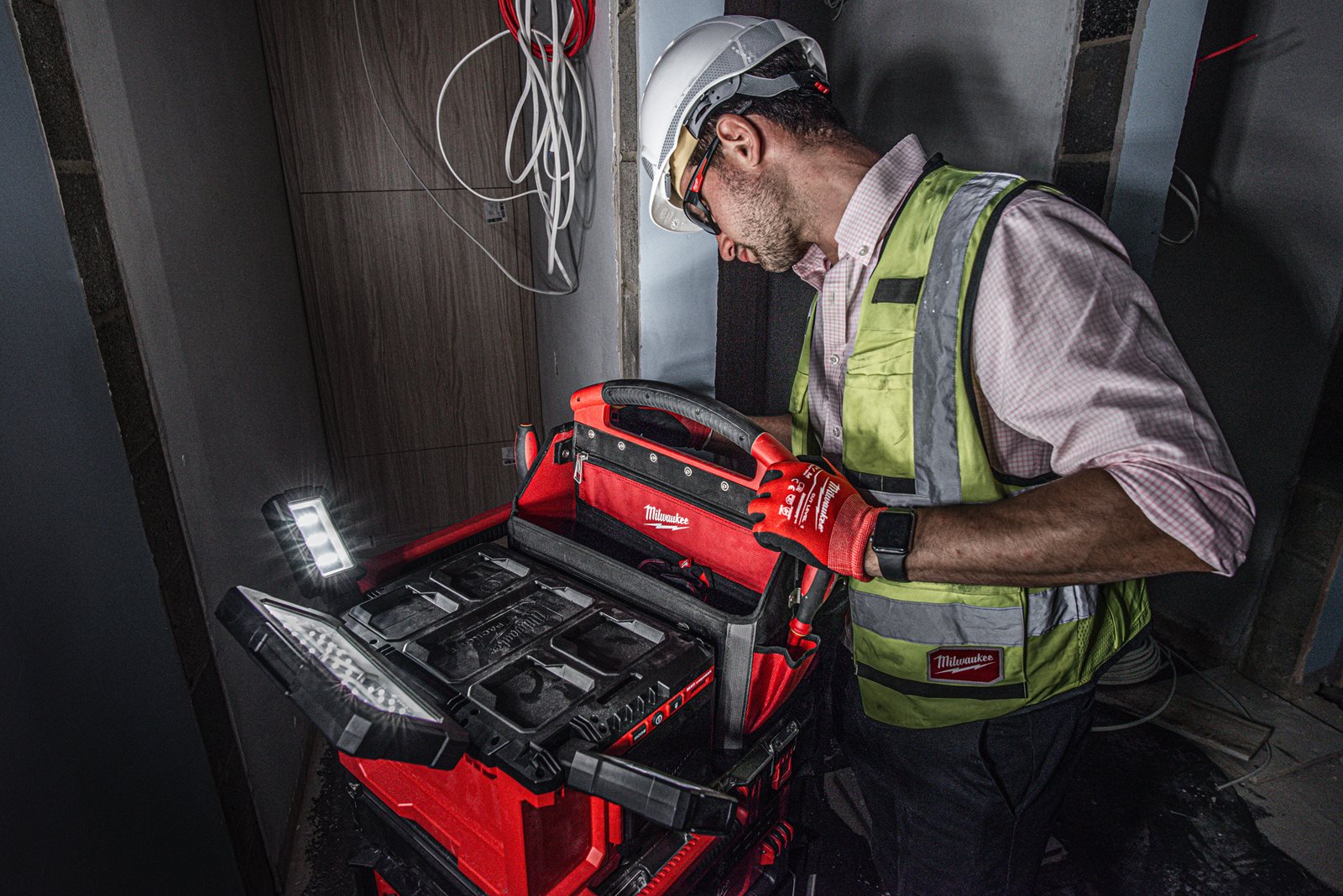 Proiector cu încărcător M18 PACKOUT Milwaukee M18 POALC-0 - in utilizare 13