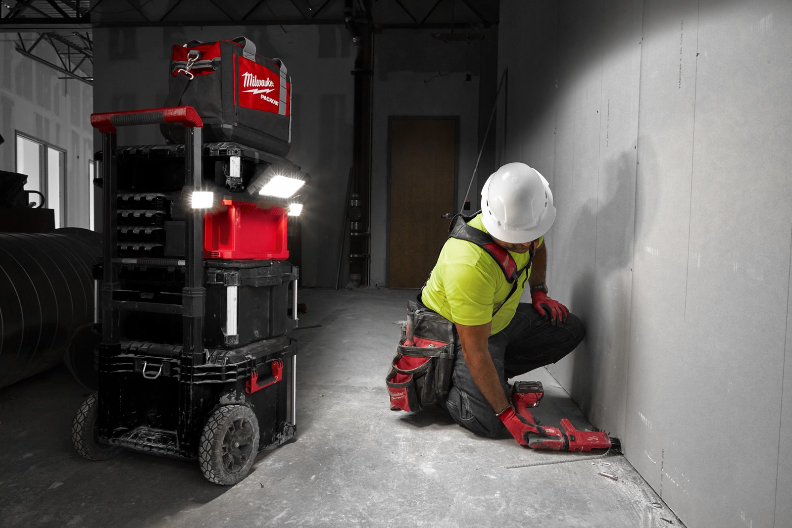 Proiector cu încărcător M18 PACKOUT Milwaukee M18 POALC-0 - in utilizare 2