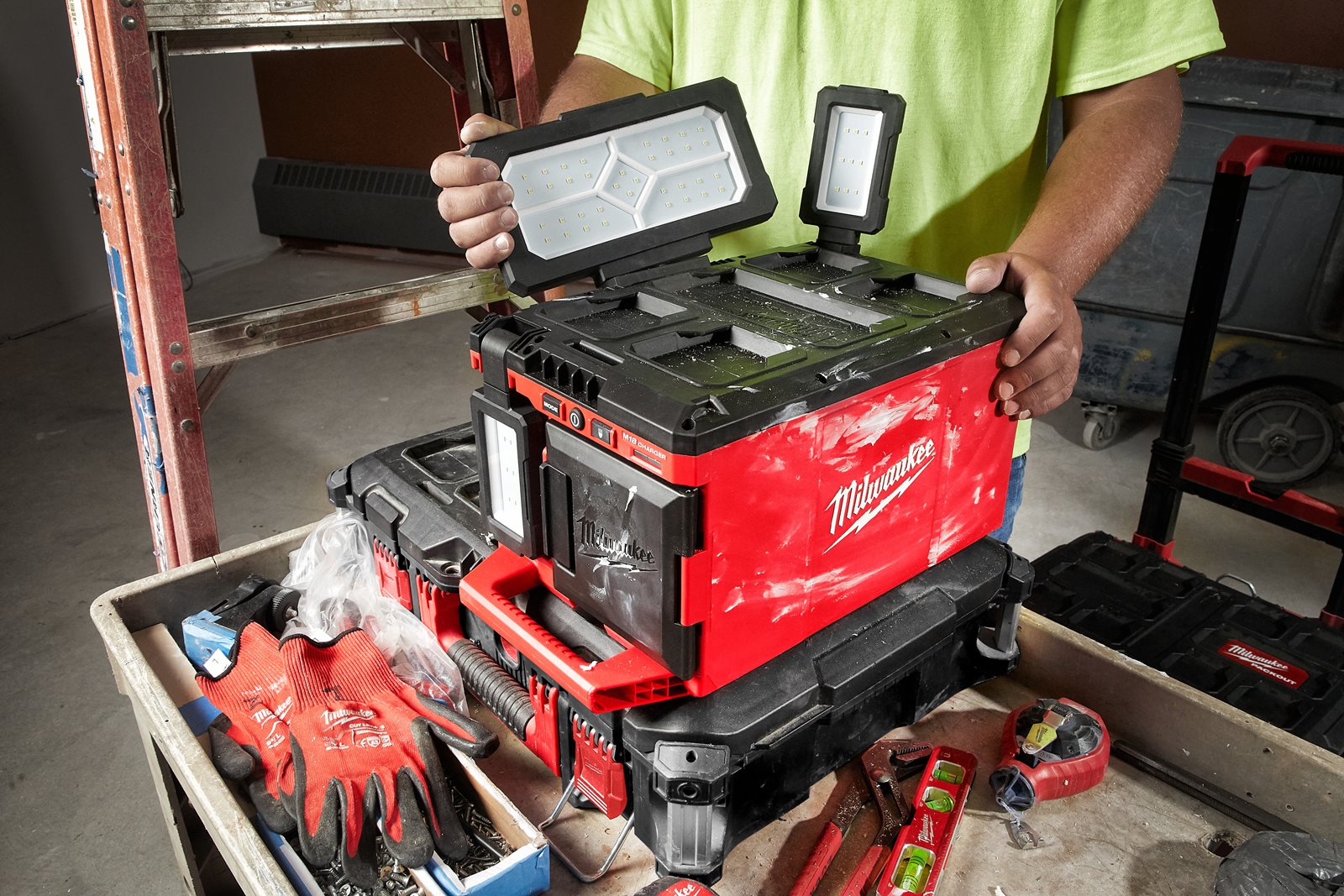 Proiector cu încărcător M18 PACKOUT Milwaukee M18 POALC-0 - in utilizare 3
