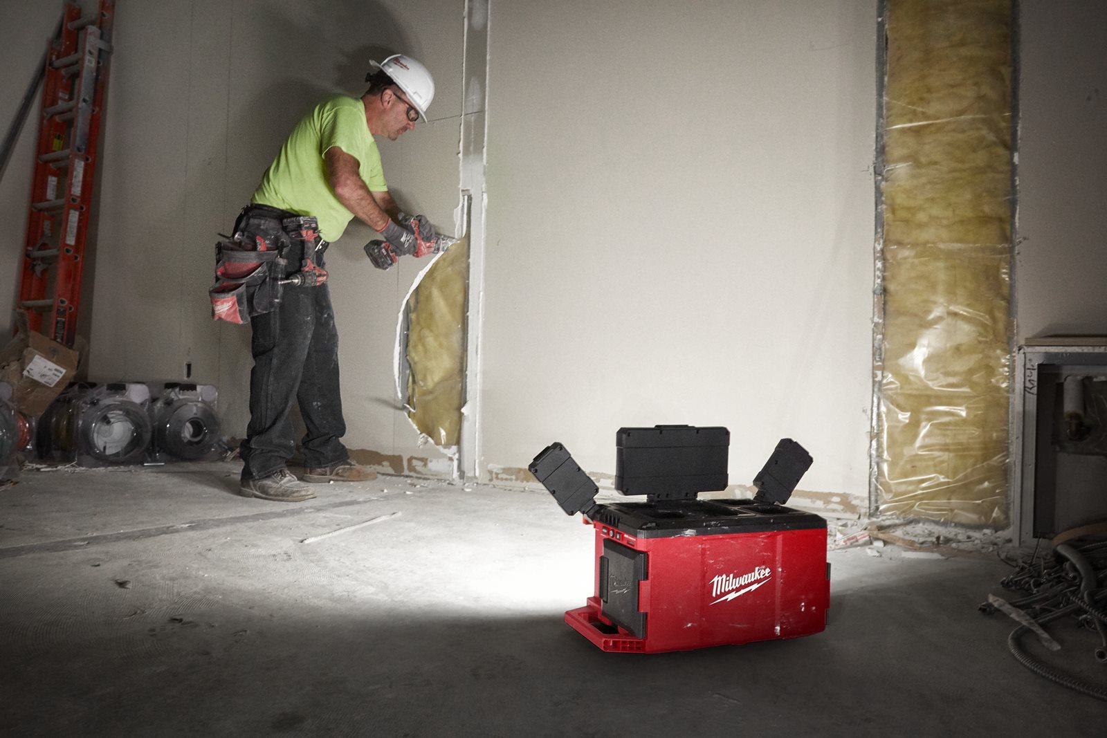 Proiector cu încărcător M18 PACKOUT Milwaukee M18 POALC-0 - in utilizare 4