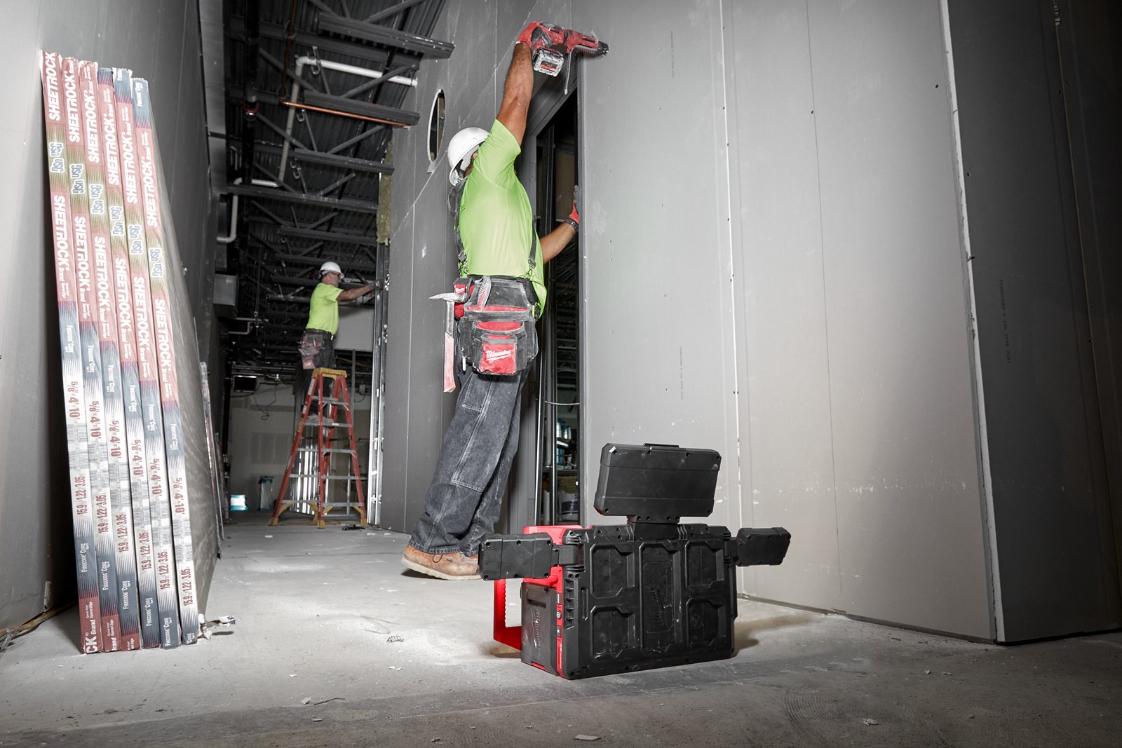 Proiector cu încărcător M18 PACKOUT Milwaukee M18 POALC-0 - in utilizare 5