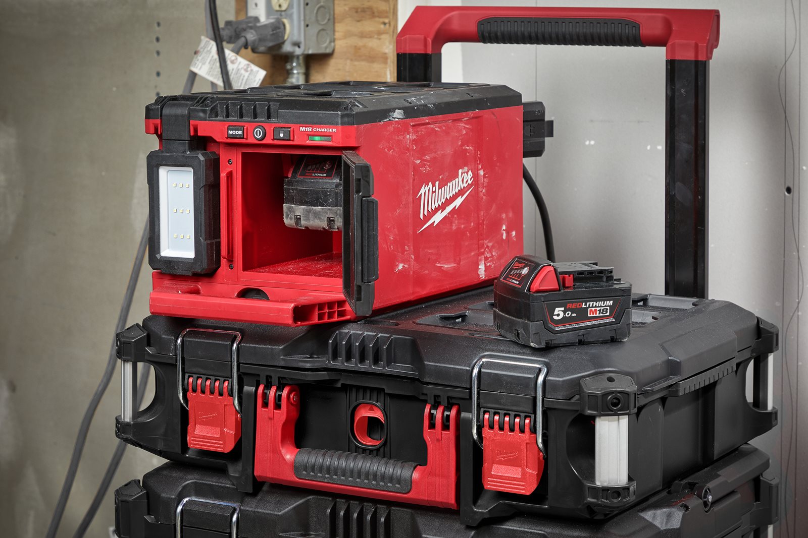 Proiector cu încărcător M18 PACKOUT Milwaukee M18 POALC-0 - in utilizare 6