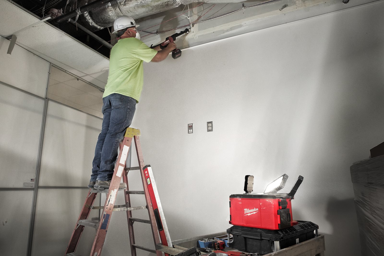 Proiector cu încărcător M18 PACKOUT Milwaukee M18 POALC-0 - in utilizare 7