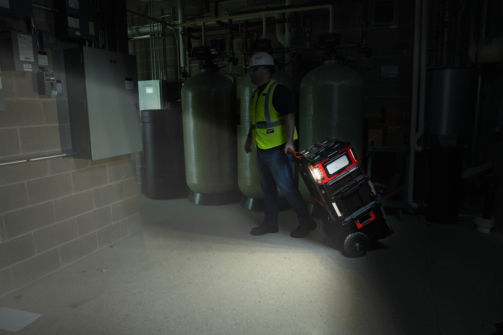Proiector cu încărcător M18 PACKOUT Milwaukee M18 POALC-0 - in utilizare 8