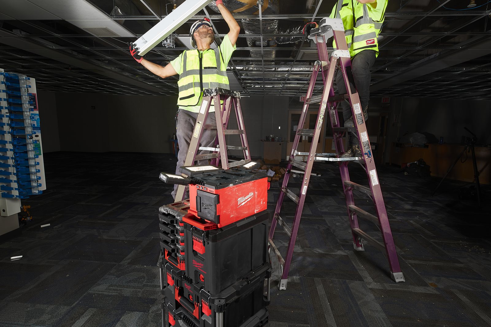Proiector cu încărcător M18 PACKOUT Milwaukee M18 POALC-0 - in utilizare 9