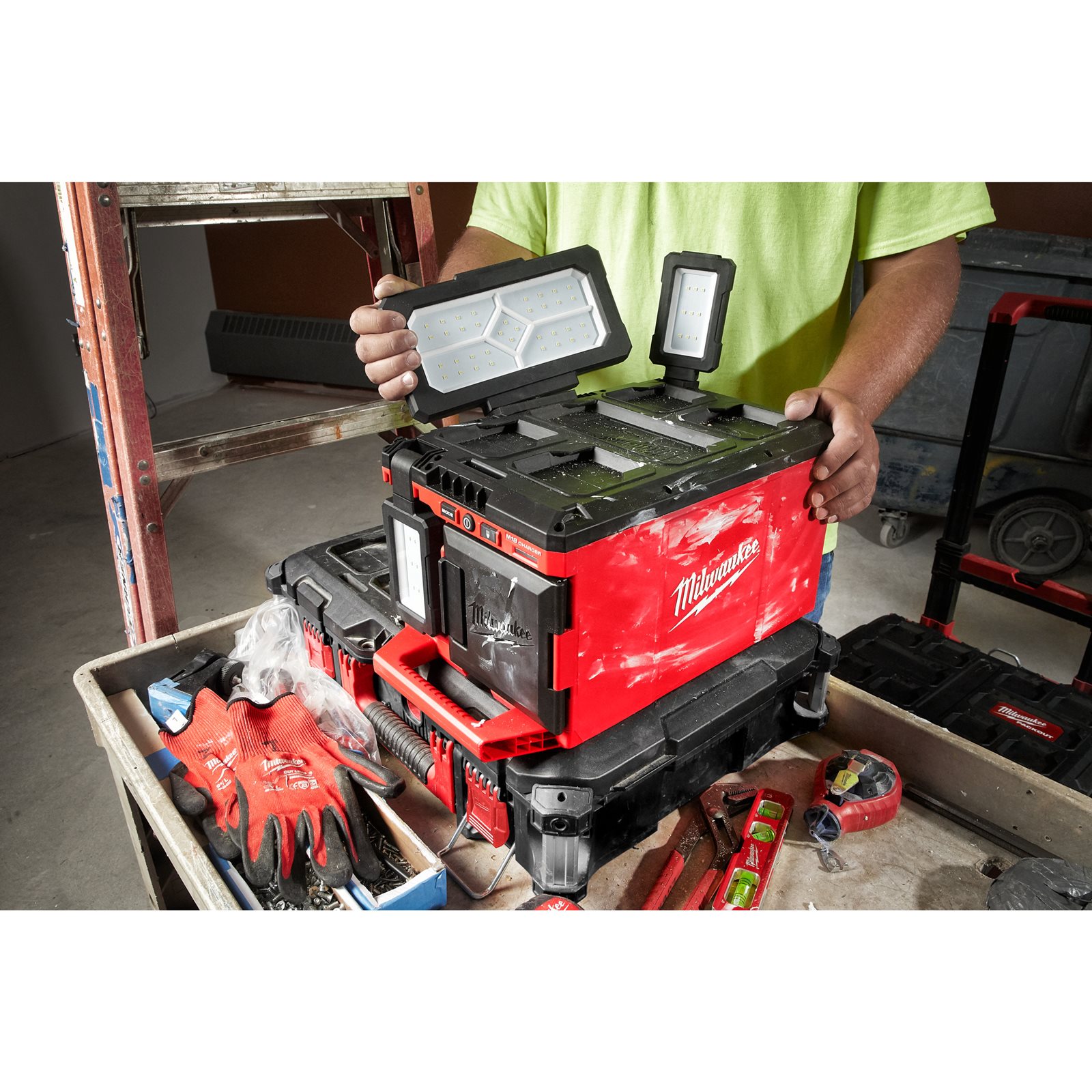 Proiector cu încărcător M18 PACKOUT Milwaukee M18 POALC-0 - detaliu 1