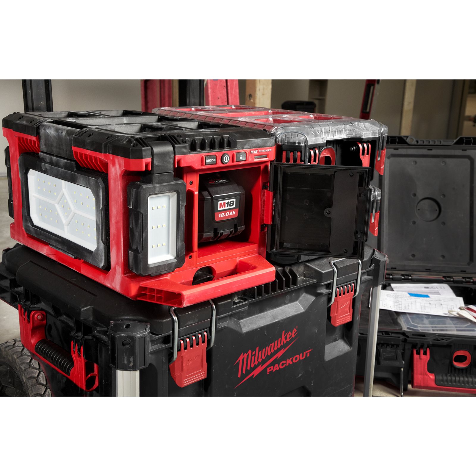 Proiector cu încărcător M18 PACKOUT Milwaukee M18 POALC-0 - detaliu 2