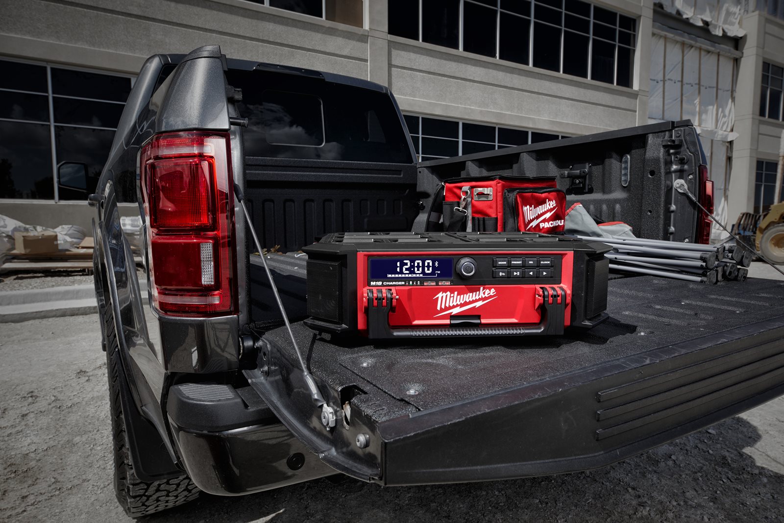 Radio încărcător M18 PACKOUT Milwaukee M18 PRCDAB+-0 - in utilizare 1