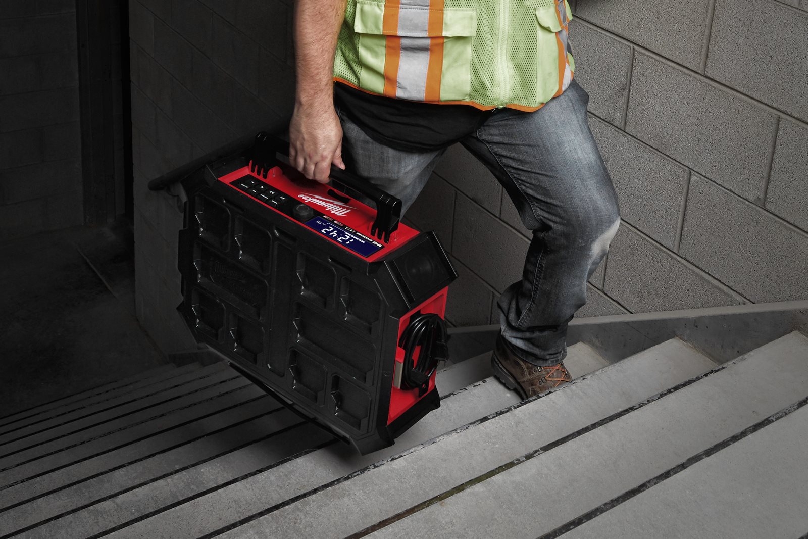 Radio încărcător M18 PACKOUT Milwaukee M18 PRCDAB+-0 - in utilizare 2