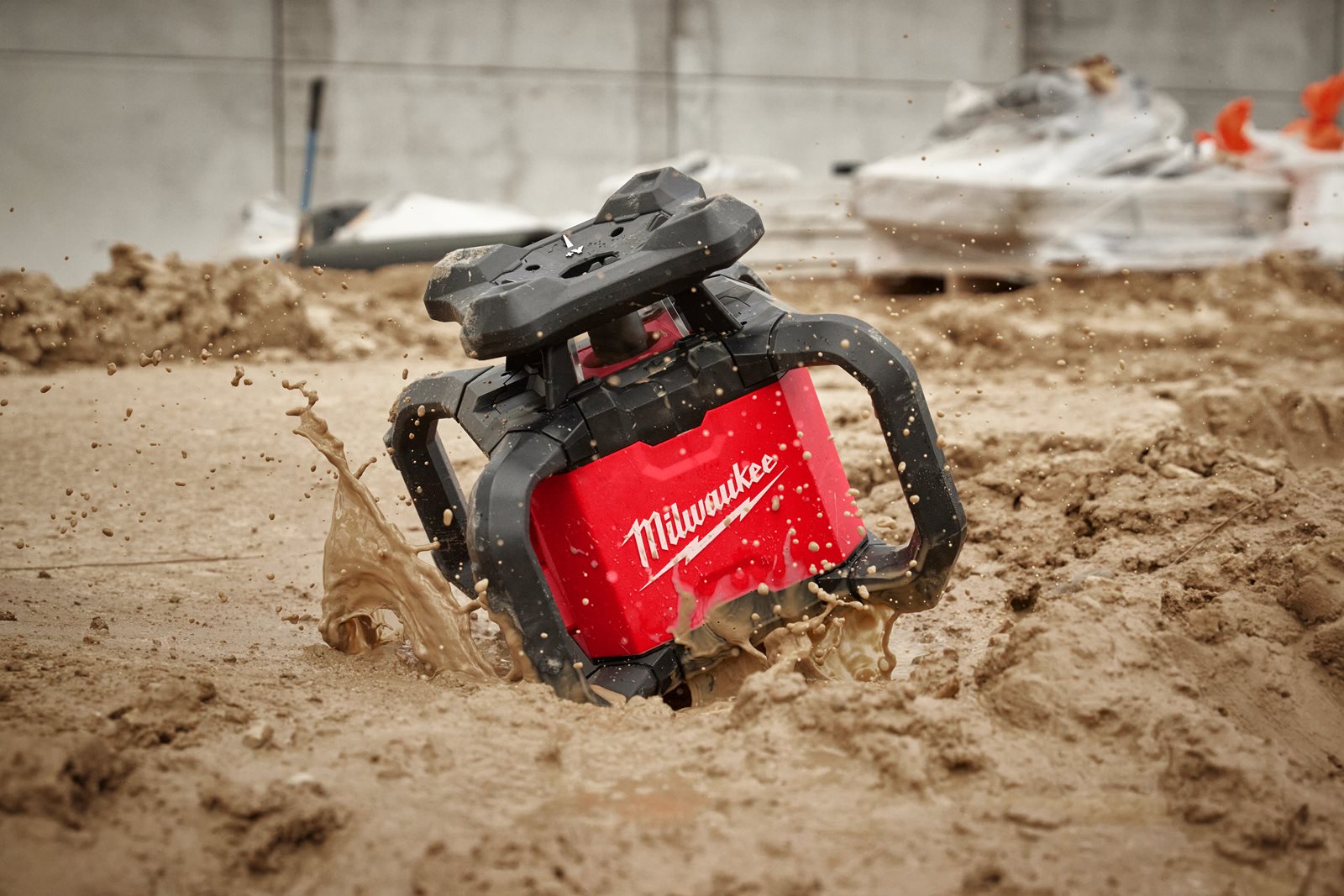 Nivelă laser rotativă orizontală M18 600 m cu ONE-KEY Milwaukee M18 RLOH600-201C - in utilizare 1