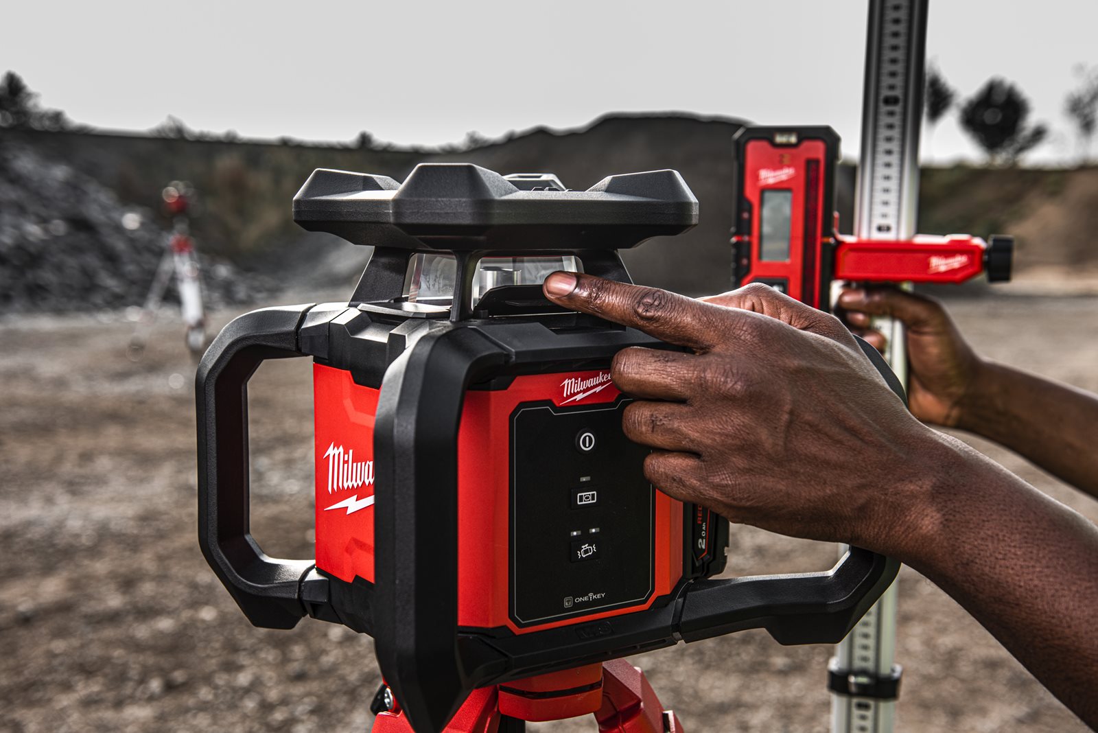Nivelă laser rotativă orizontală M18 600 m cu ONE-KEY Milwaukee M18 RLOH600-201C - in utilizare 10