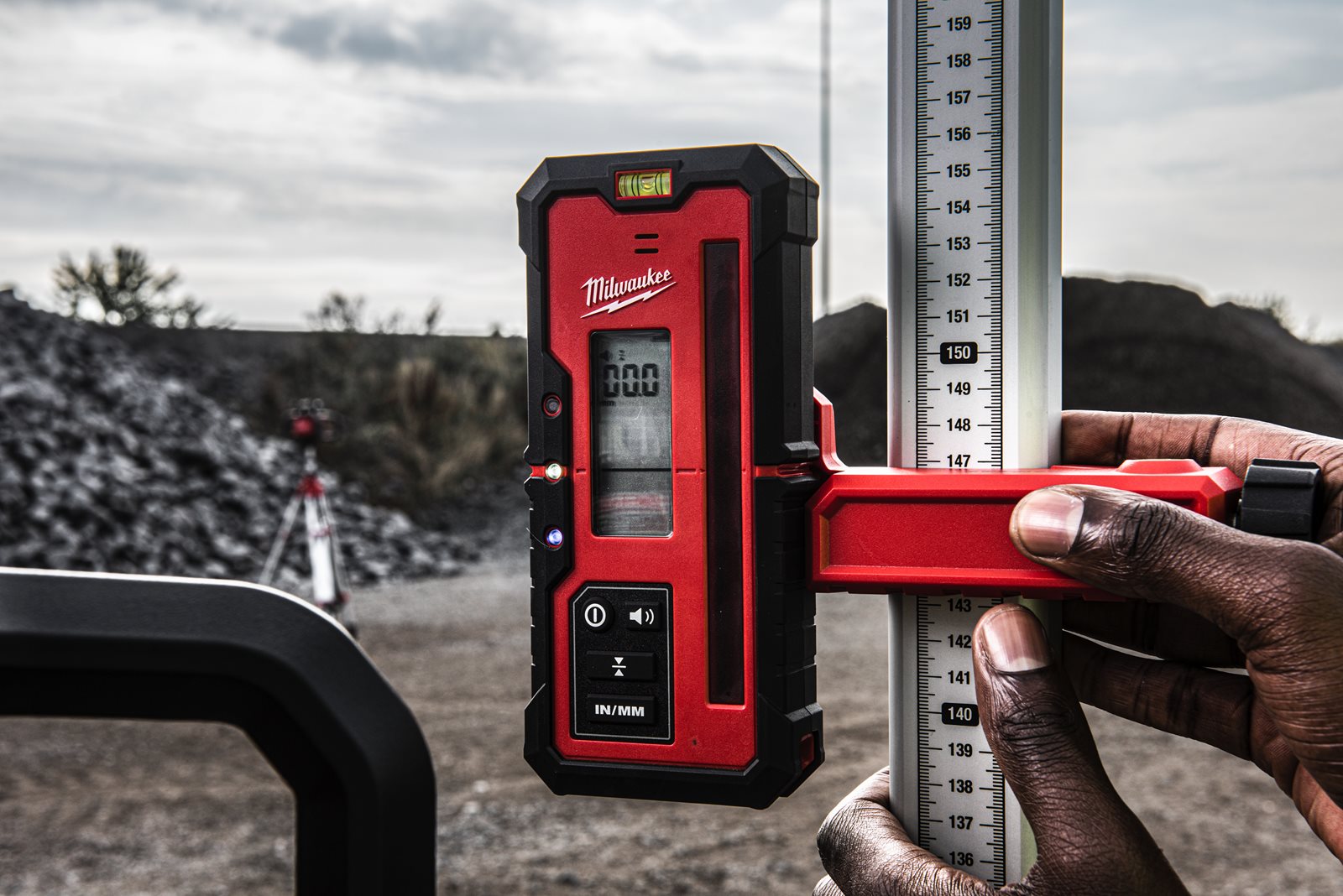 Nivelă laser rotativă orizontală M18 600 m cu ONE-KEY Milwaukee M18 RLOH600-201C - in utilizare 11