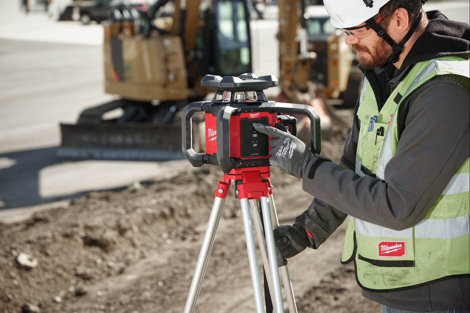 Nivelă laser rotativă orizontală M18 600 m cu ONE-KEY Milwaukee M18 RLOH600-201C - in utilizare 5