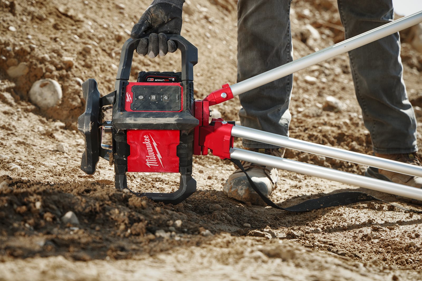 Nivelă laser rotativă orizontală M18 600 m cu ONE-KEY Milwaukee M18 RLOH600-201C - in utilizare 6