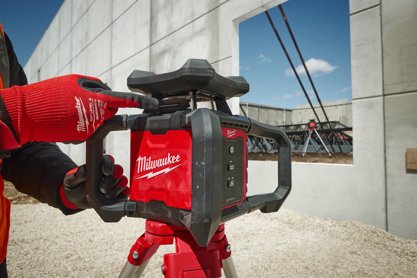 Nivelă laser rotativă orizontală M18 600 m cu ONE-KEY Milwaukee M18 RLOH600-201C - in utilizare 7