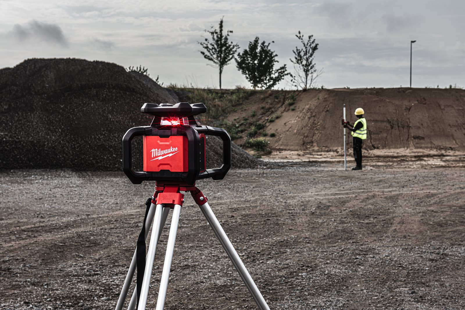 Nivelă laser rotativă orizontală M18 600 m cu ONE-KEY Milwaukee M18 RLOH600-201C - in utilizare 8