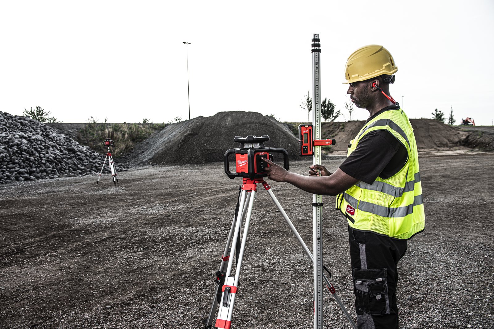 Nivelă laser rotativă orizontală M18 600 m cu ONE-KEY Milwaukee M18 RLOH600-201C - in utilizare 9