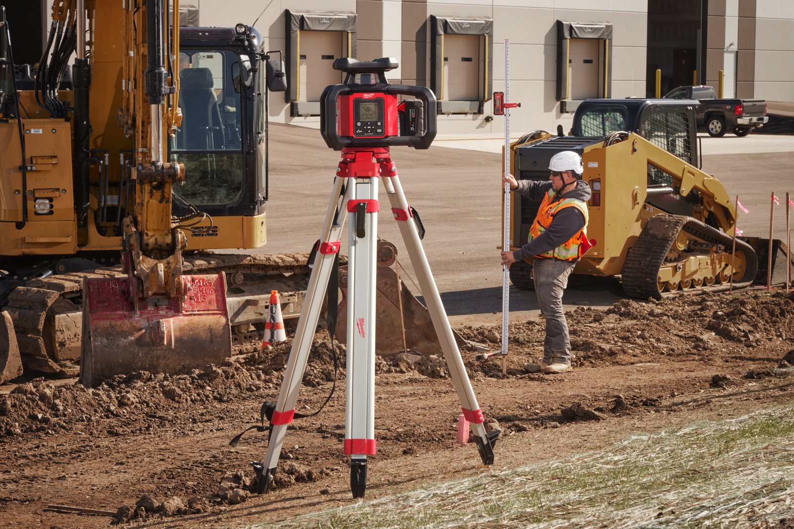 Nivelă laser rotativă, orizontală și verticală M181200 m cu ONE-KEY Milwaukee M18 RLOHV1200-501C - in utilizare 1