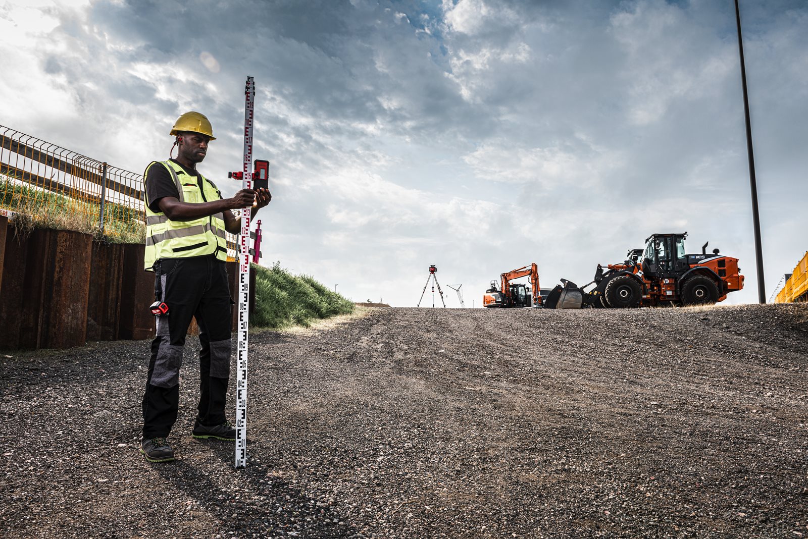 Nivelă laser rotativă, orizontală și verticală M181200 m cu ONE-KEY Milwaukee M18 RLOHV1200-501C - in utilizare 10