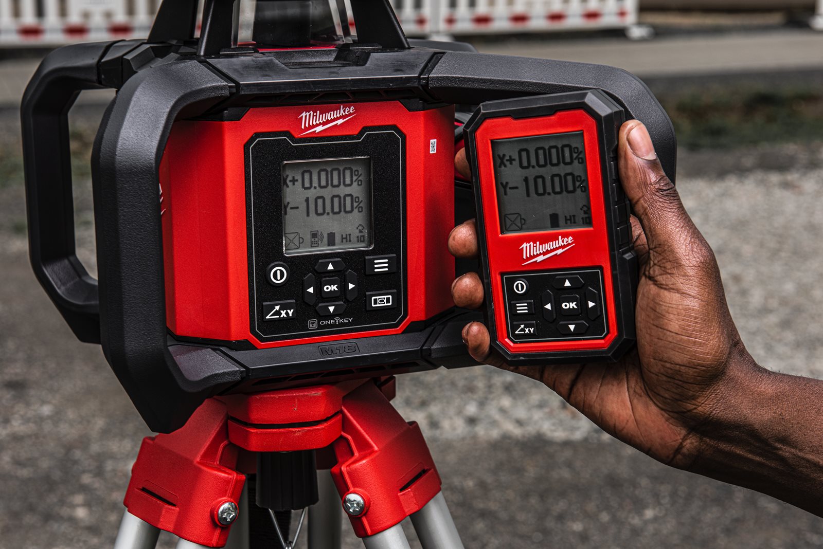 Nivelă laser rotativă, orizontală și verticală M181200 m cu ONE-KEY Milwaukee M18 RLOHV1200-501C - in utilizare 11