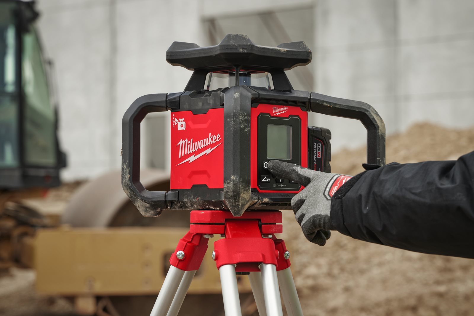 Nivelă laser rotativă, orizontală și verticală M181200 m cu ONE-KEY Milwaukee M18 RLOHV1200-501C - in utilizare 2