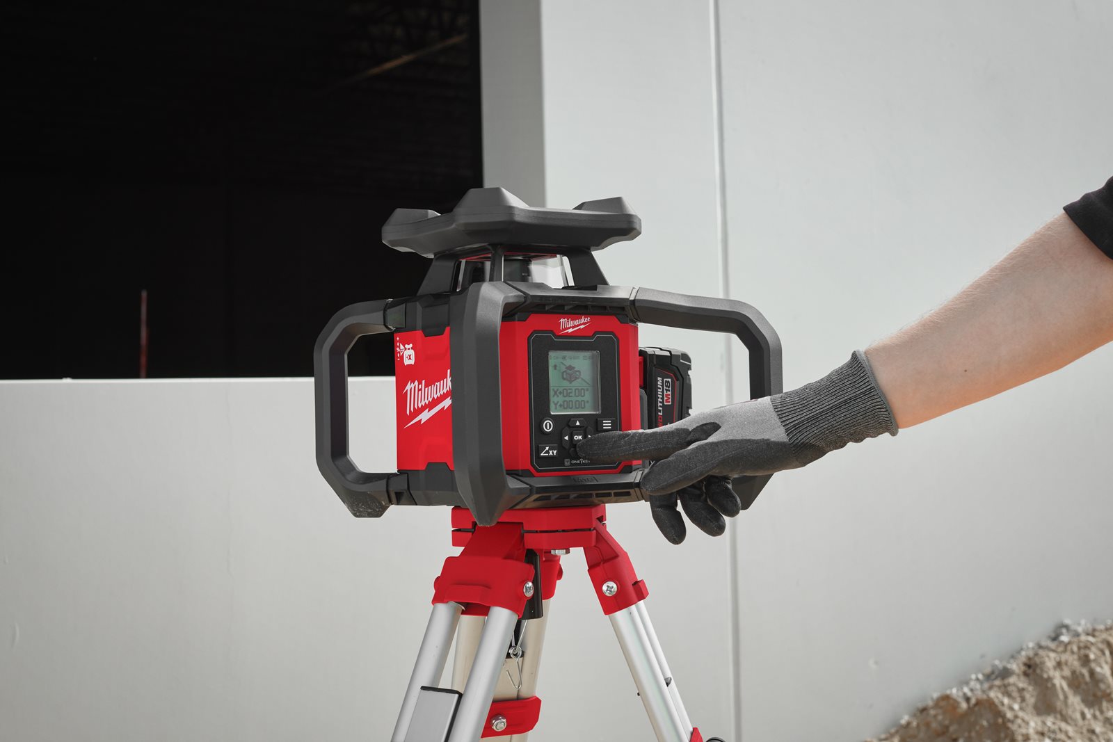 Nivelă laser rotativă, orizontală și verticală M181200 m cu ONE-KEY Milwaukee M18 RLOHV1200-501C - in utilizare 5