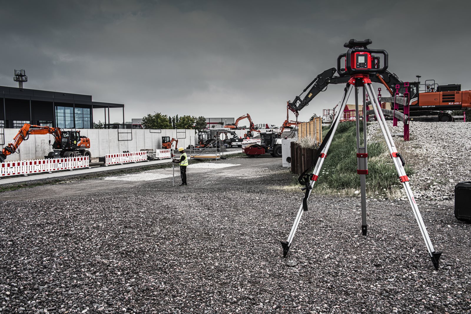 Nivelă laser rotativă, orizontală și verticală M181200 m cu ONE-KEY Milwaukee M18 RLOHV1200-501C - in utilizare 9