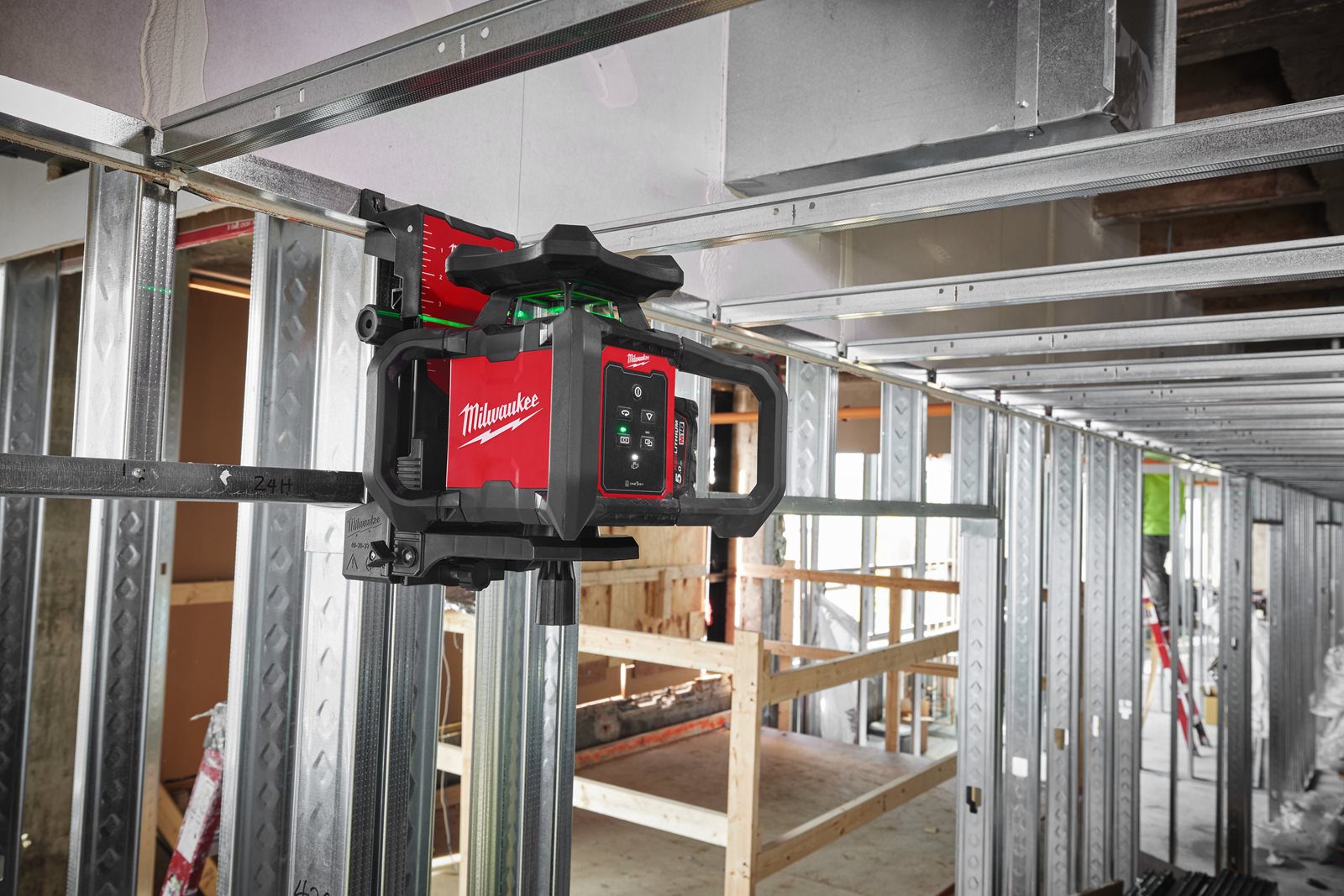 Nivelă laser verde rotativă, orizontală și verticală M18 300 m cu ONE-KEY Milwaukee M18 RLOHVG300-501C - in utilizare 1