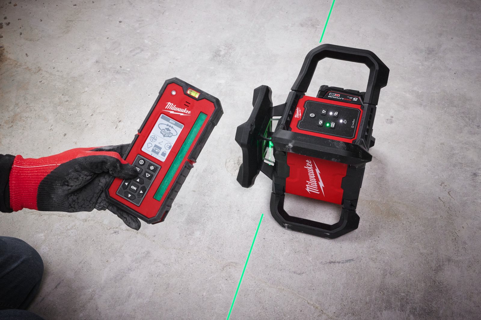 Nivelă laser verde rotativă, orizontală și verticală M18 300 m cu ONE-KEY Milwaukee M18 RLOHVG300-501C - in utilizare 2