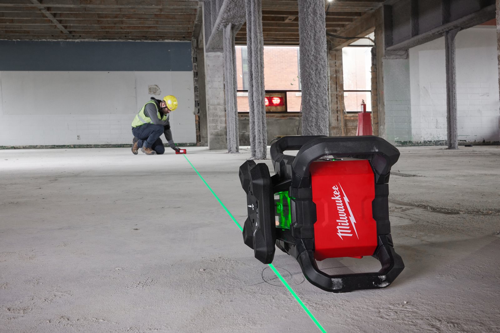 Nivelă laser verde rotativă, orizontală și verticală M18 300 m cu ONE-KEY Milwaukee M18 RLOHVG300-501C - in utilizare 3