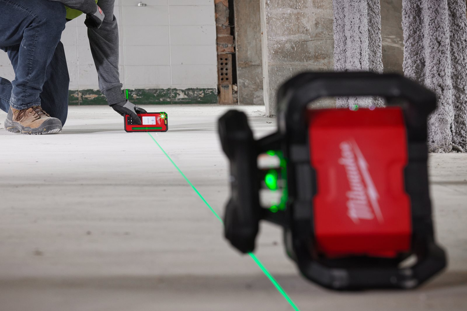 Nivelă laser verde rotativă, orizontală și verticală M18 300 m cu ONE-KEY Milwaukee M18 RLOHVG300-501C - in utilizare 4