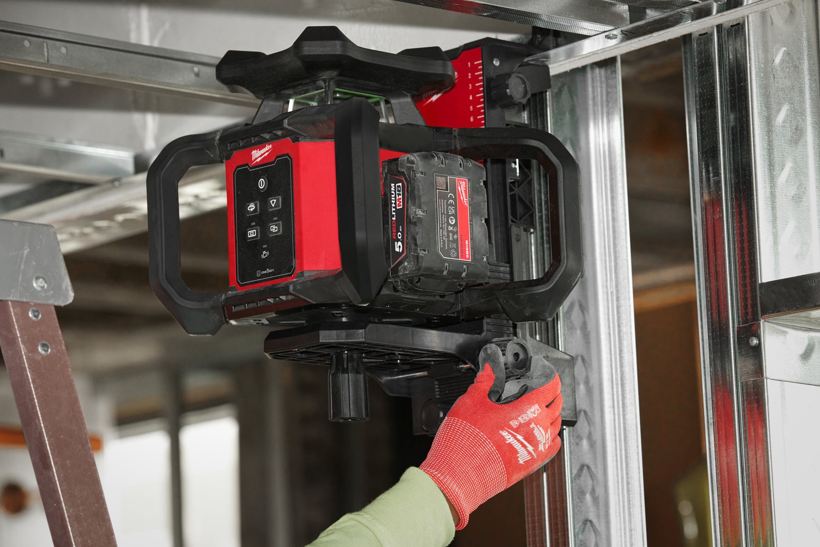 Nivelă laser verde rotativă, orizontală și verticală M18 300 m cu ONE-KEY Milwaukee M18 RLOHVG300-501C - in utilizare 5