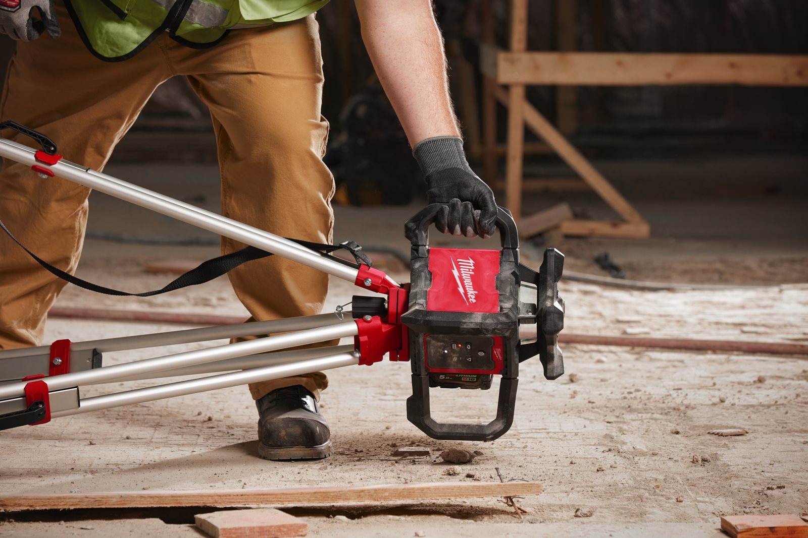 Nivelă laser verde rotativă, orizontală și verticală M18 300 m cu ONE-KEY Milwaukee M18 RLOHVG300-501C - in utilizare 6