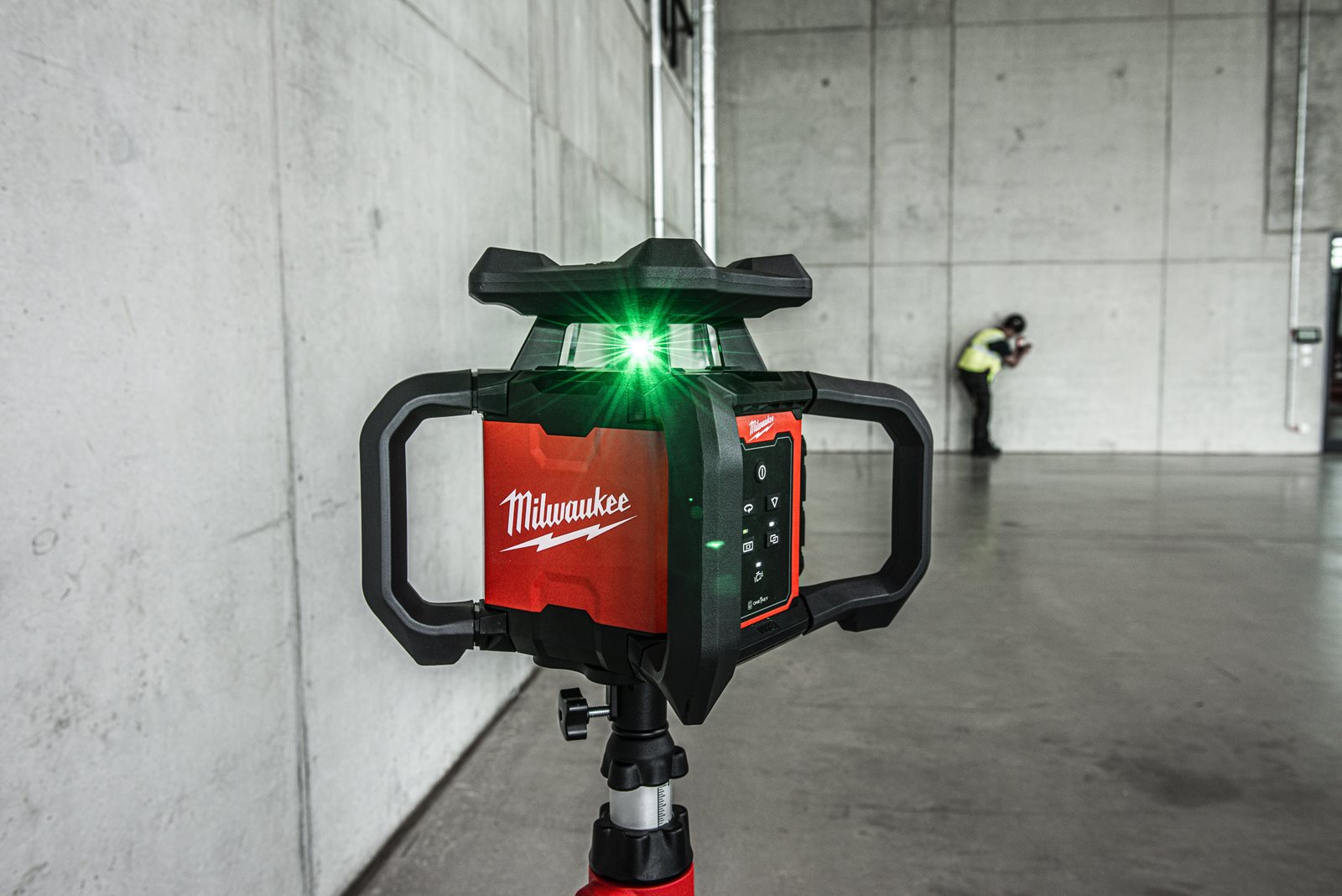 Nivelă laser verde rotativă, orizontală și verticală M18 300 m cu ONE-KEY Milwaukee M18 RLOHVG300-501C - in utilizare 7