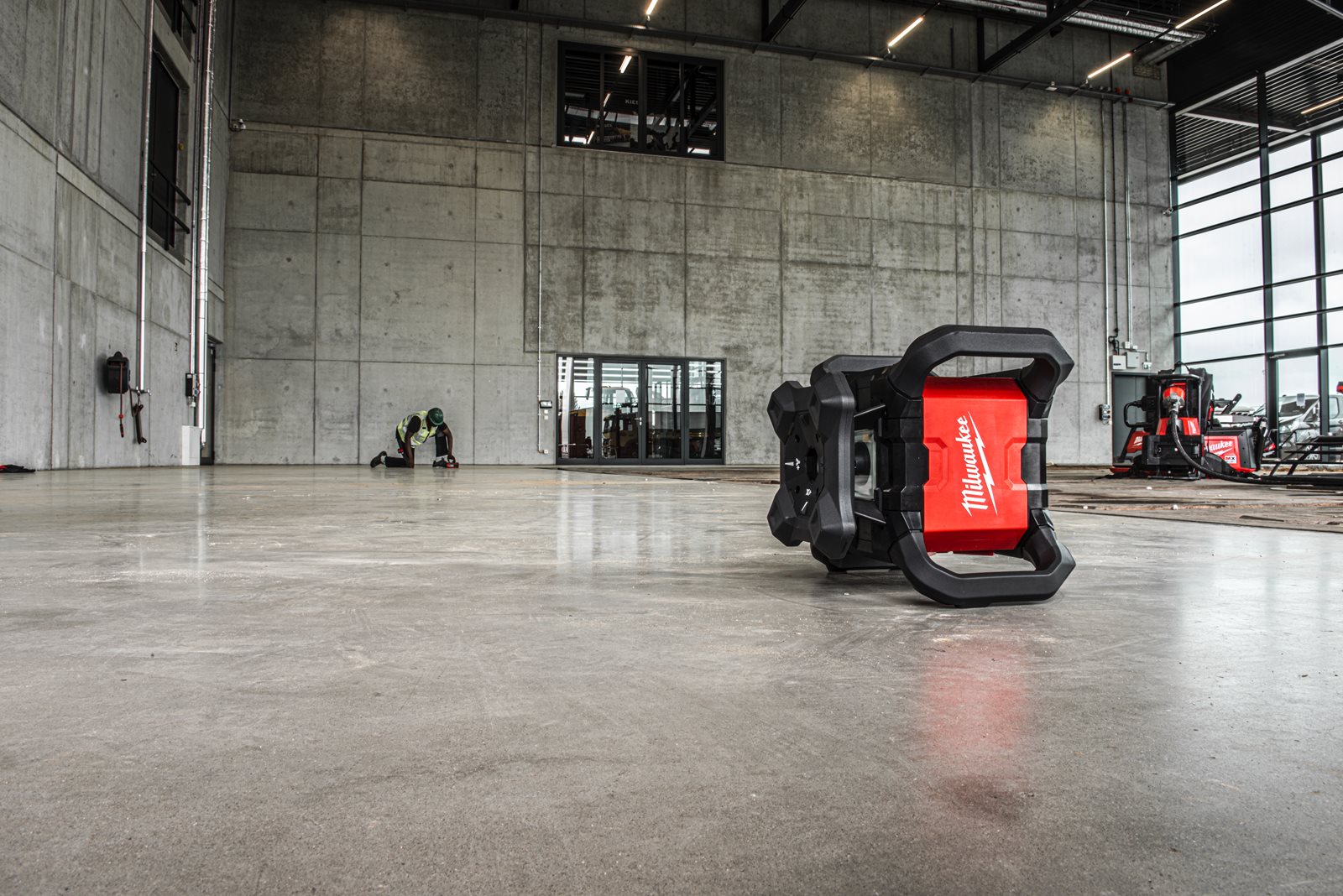 Nivelă laser verde rotativă, orizontală și verticală M18 300 m cu ONE-KEY Milwaukee M18 RLOHVG300-501C - in utilizare 8