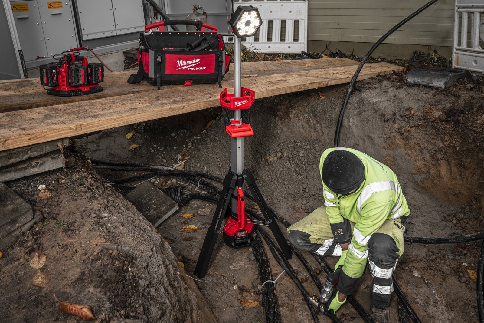 Proiector turn M18 Milwaukee M18 SAL2-0 - in utilizare 1