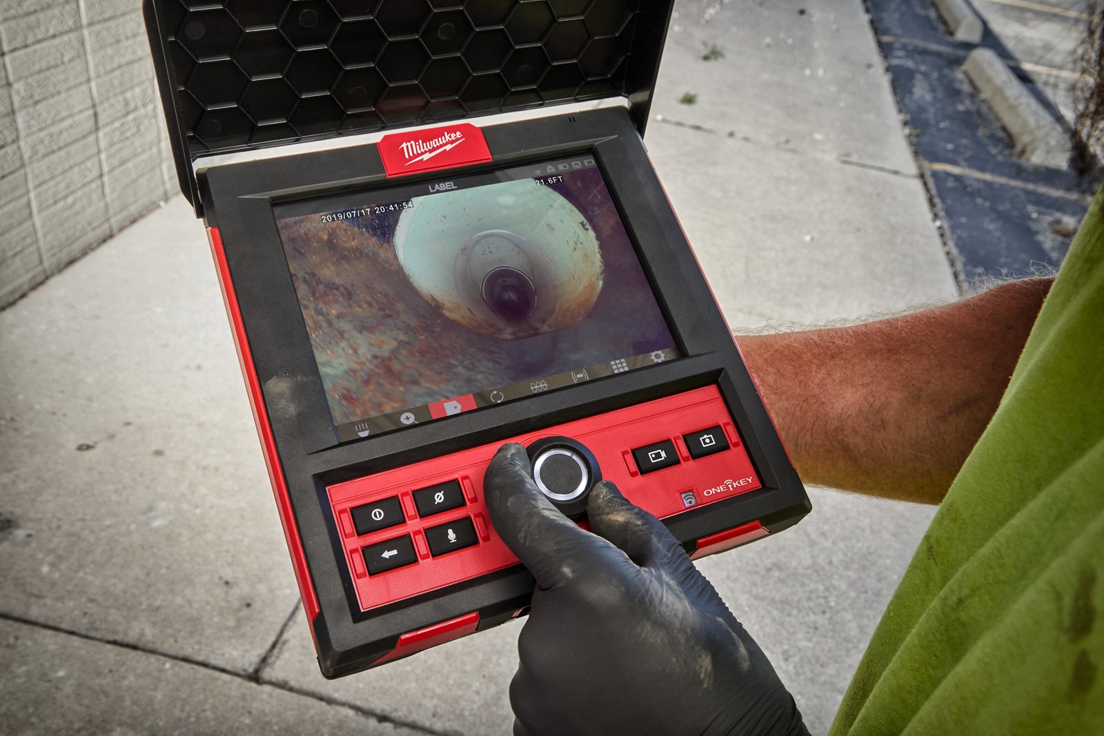 Monitor cameră inspecție M18 Milwaukee M18 SIM-0 - in utilizare 2