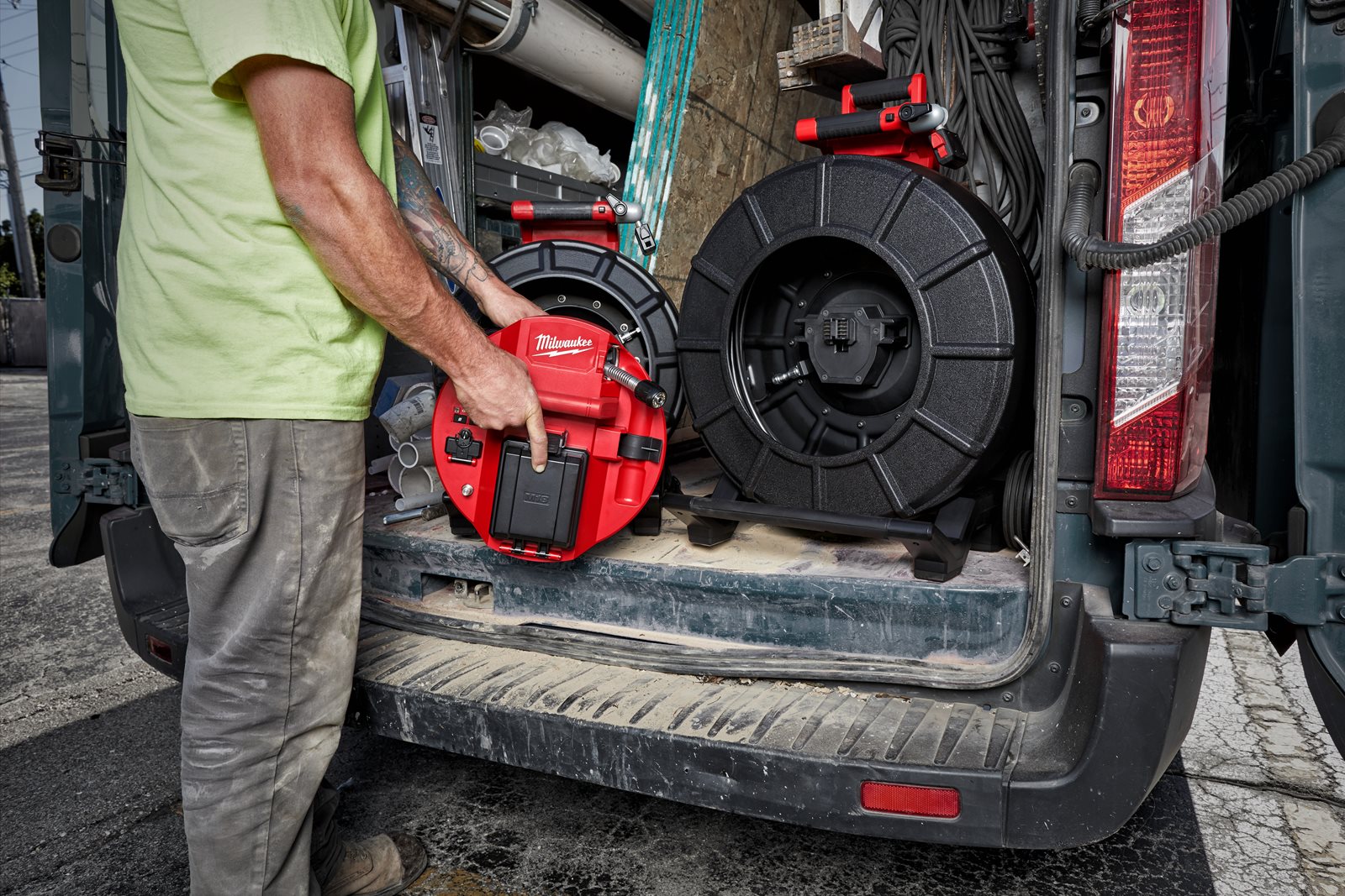 Hub inteligent pentru inspecția canalizării M18 Milwaukee M18 SISH-0 - in utilizare 1