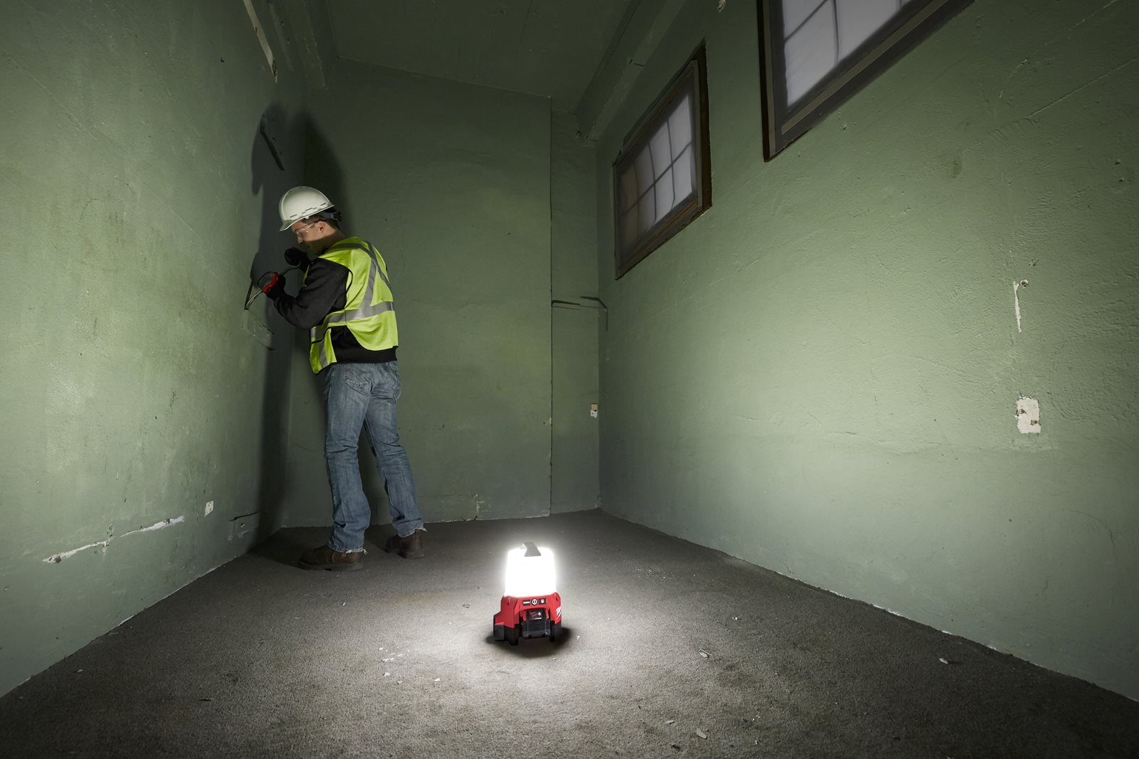 Proiector pentru șantier M18 Milwaukee M18 TAL-0 - in utilizare 1