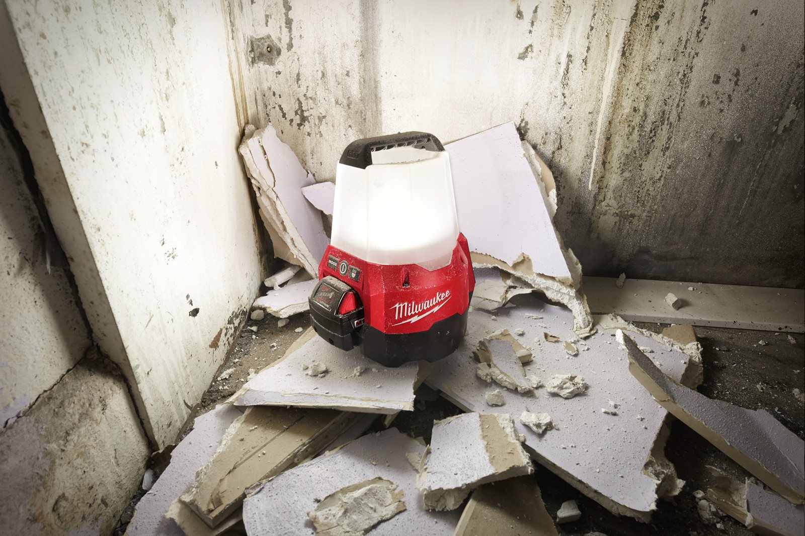 Proiector pentru șantier M18 Milwaukee M18 TAL-0 - in utilizare 3