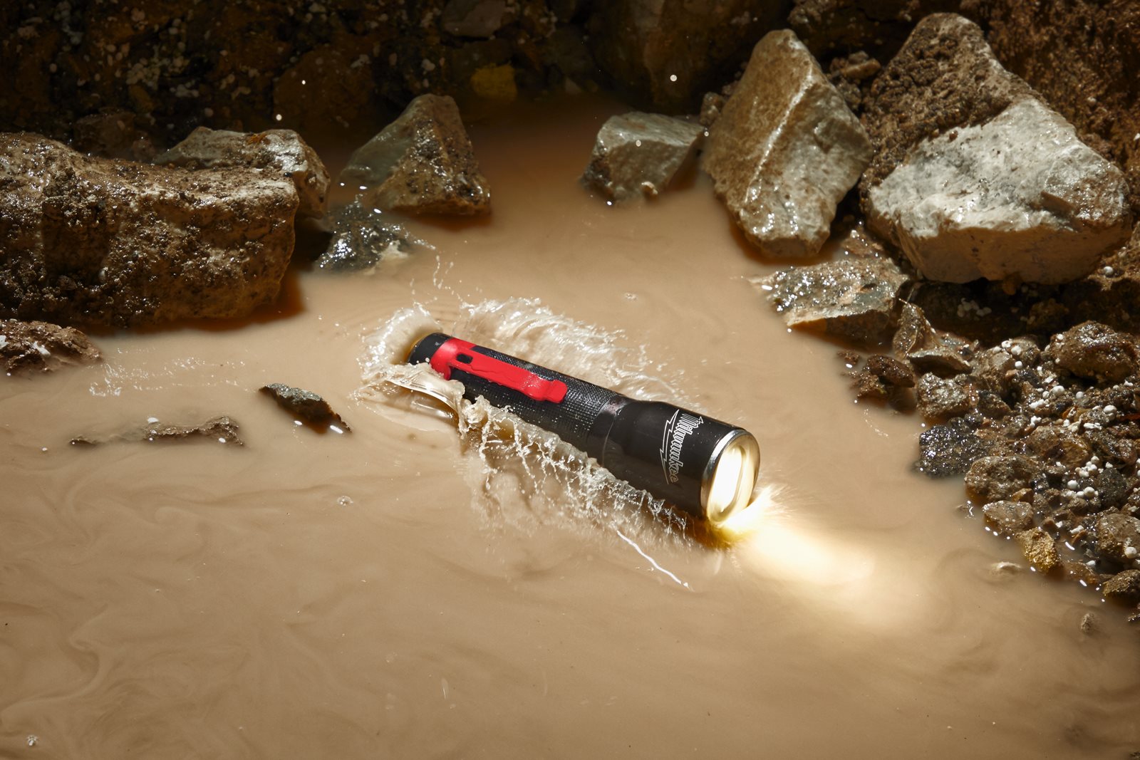 Lanternă LED Milwaukee ML-LED - in utilizare 1