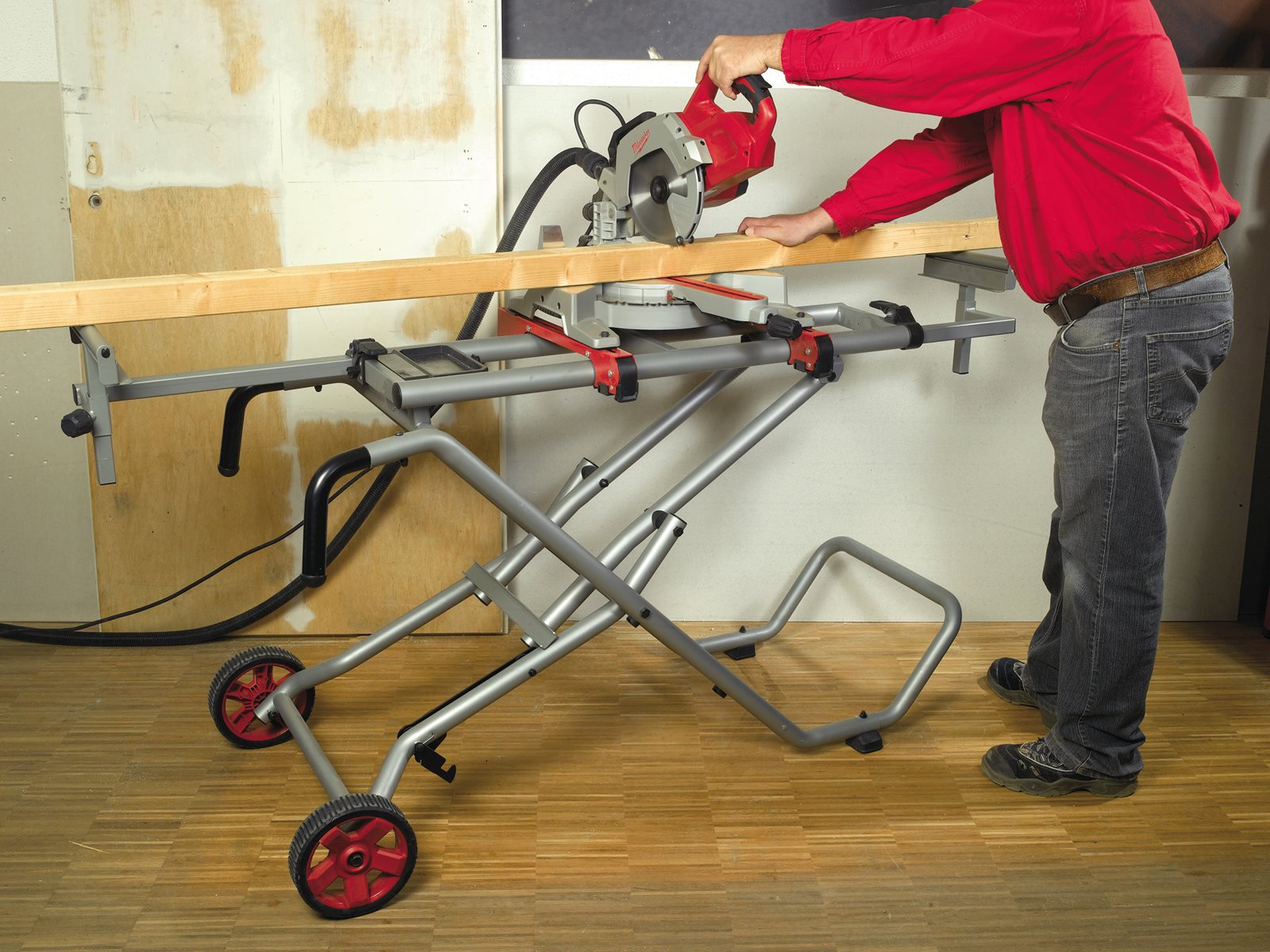 Fierăstrău circular glisant 8 1/2" (216 mm) Milwaukee MS 216 SB - in utilizare 1
