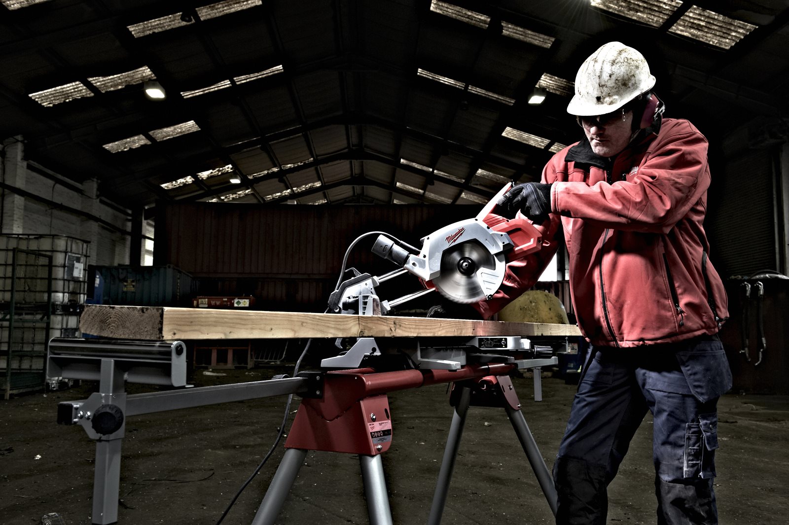 Fierăstrău circular glisant 8 1/2" (216 mm) Milwaukee MS 216 SB - in utilizare 2