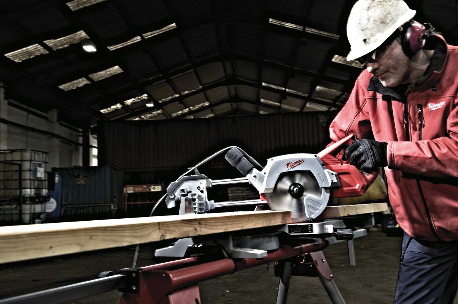 Fierăstrău circular glisant 8 1/2" (216 mm) Milwaukee MS 216 SB - in utilizare 3